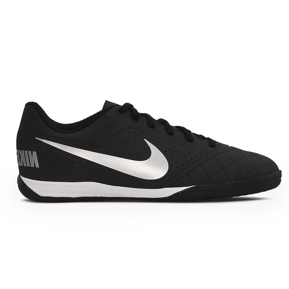 Chuteira de futsal masculina Nike Beco 2 preta com detalhes prata, vista frontal